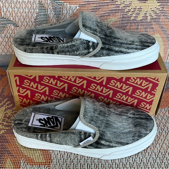 Vans WMNS Classic Slip-On Mule
(Soft Plaid Gray/True white
VN0A4P3U809
Sneakers - Picture 2 of 16